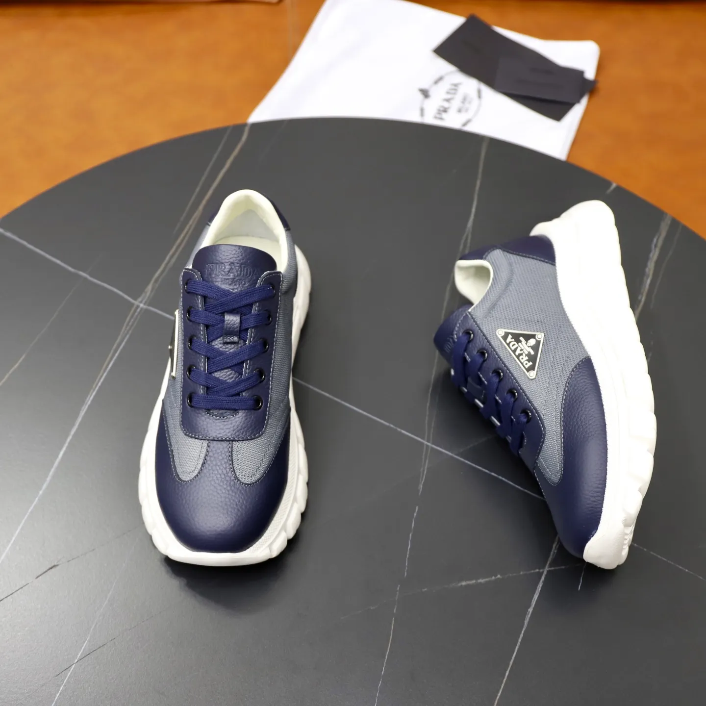 Ex-factory price: 700💰Top original order Brand: PRADA (Prada) Standard code: Men's size 38/44 (45 can be customized) Grade: Same as the official website Material: Original cowhide stitching, cowhide lining, original combination two-color wear-resistant soft outsole Style category: casual sports version, young fashion, European and American trend, British style Color: actual picture color